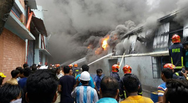 গাজীপুরে ফোমের কারখানার আগুন নেভাচ্ছে ফায়ার সার্ভিসের ৬ ইউনিট