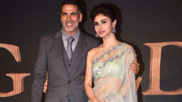 কার খোঁপায় ফুল গুঁজলেন অক্ষয়?