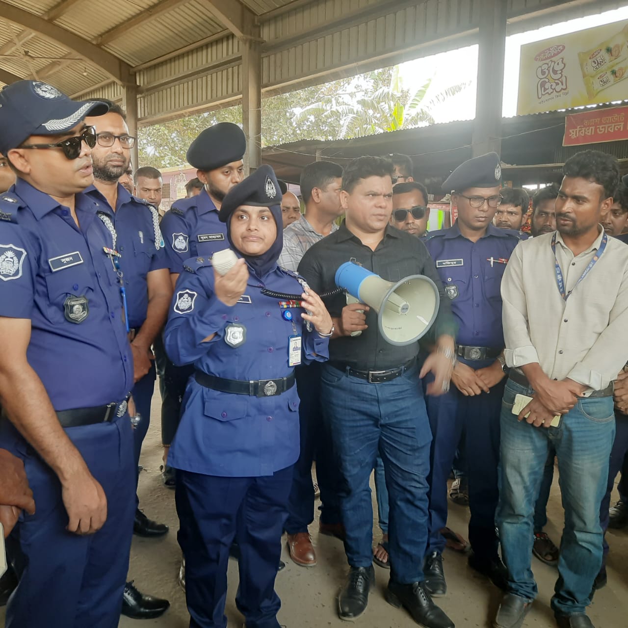 মানিকগঞ্জে ঈদে ঘরে ফেরা মানুষের জন্য বাড়তি নিরাপত্তা প্রদানে পুলিশ