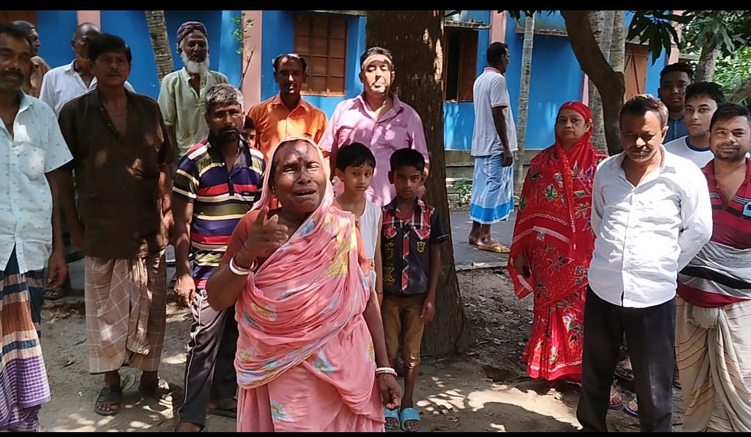 বৃদ্ধ মা বাবাকে অত্যাচার ও বাড়ি থেকে তাড়ানোর চেষ্টা: নিষ্ঠুরতার নয়া মাত্র।