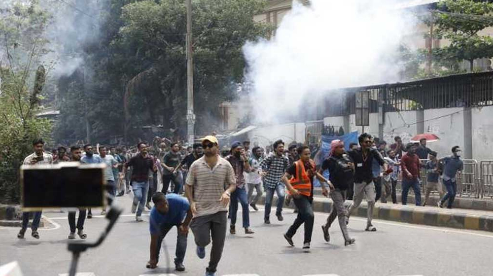 পুলিশের ‘লাঠিপেটায়’ ৩৮ জবি শিক্ষার্থী-সাংবাদিক আহত