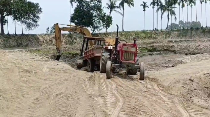 দৌলতপুরে পুকুর খননের নামে মাটি বিক্রি, ফাটল ধরেছে এলজিইডির নতুন পাকা সড়কে