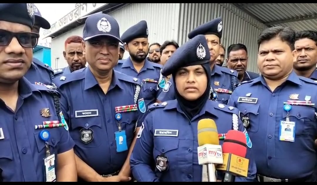 ঈদুল আযহা উপলক্ষে পাটুরিয়া-আরিচা রুটে নির্বিঘ্ন যাতায়াত নিশ্চিতে পুলিশ সুপার মোছাঃ ইয়াছমিন খাতুনের তদারকি।