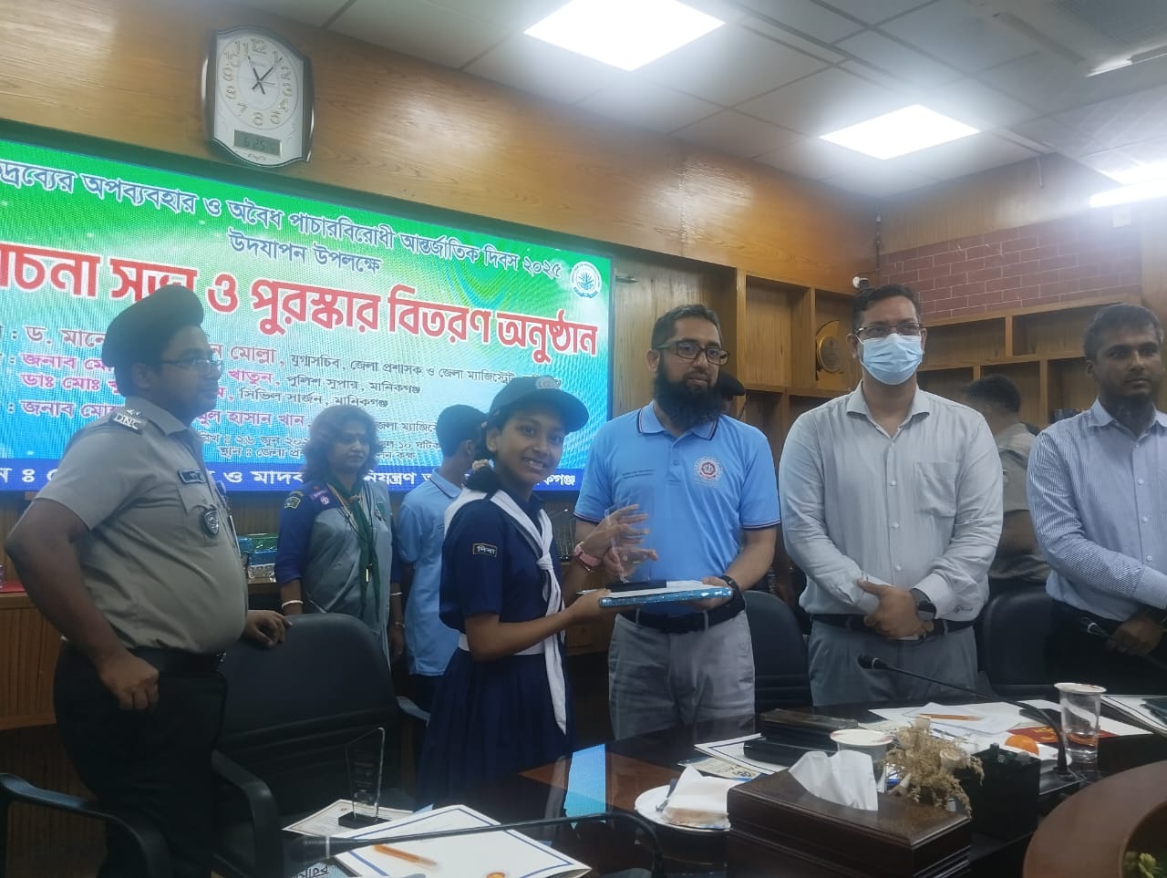 মাদকদ্রব্য অপব্যবহার ও অবৈধ পাচার বিরোধী আন্তর্জাতিক দিবস ২০২৫ উদযাপন উপলক্ষে মানিকগঞ্জে আলোচনা সভা ও পুরস্কার বিতরণ অনুষ্ঠিত