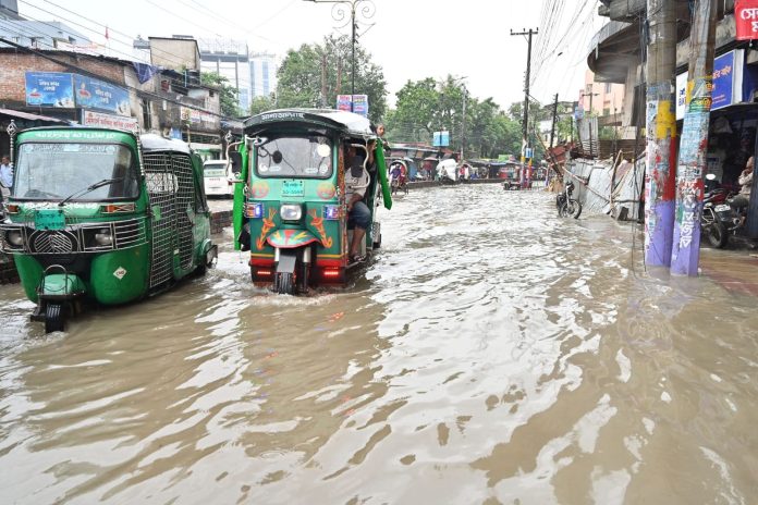 নিরবচ্ছিন্ন বৃষ্টিপাতে উপকূলীয় অঞ্চল ও পাহাড়ী এলাকায় জনজীবন বিপর্যস্ত