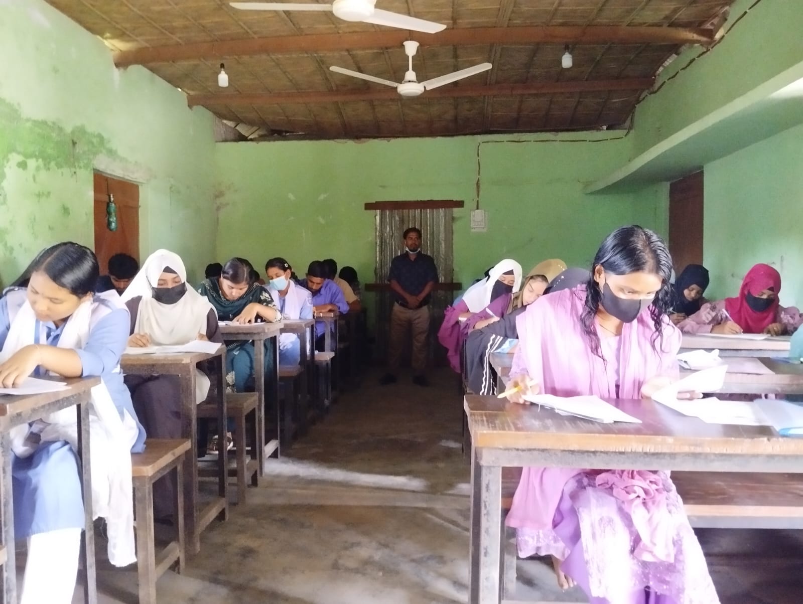 শিবালয় সদর উদ্দিন ডিগ্রী কলেজে এইচএসসি পরীক্ষা কেন্দ্র পরিদর্শন করলেন উপজেলা নির্বাহী কর্মকর্তা