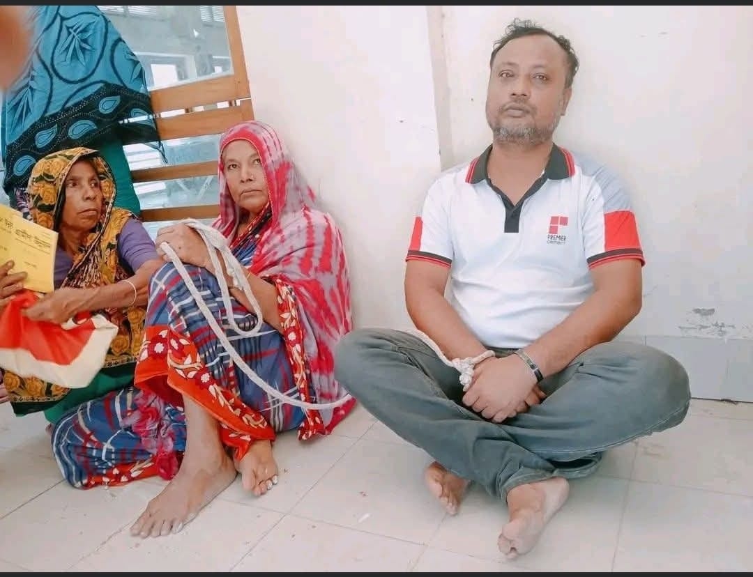 শিবালয়ের টেপড়ায় এনজিও চেয়ারম্যান আটক, এনজিও সদস্য ও স্থানীয়দের অভিযোগ।