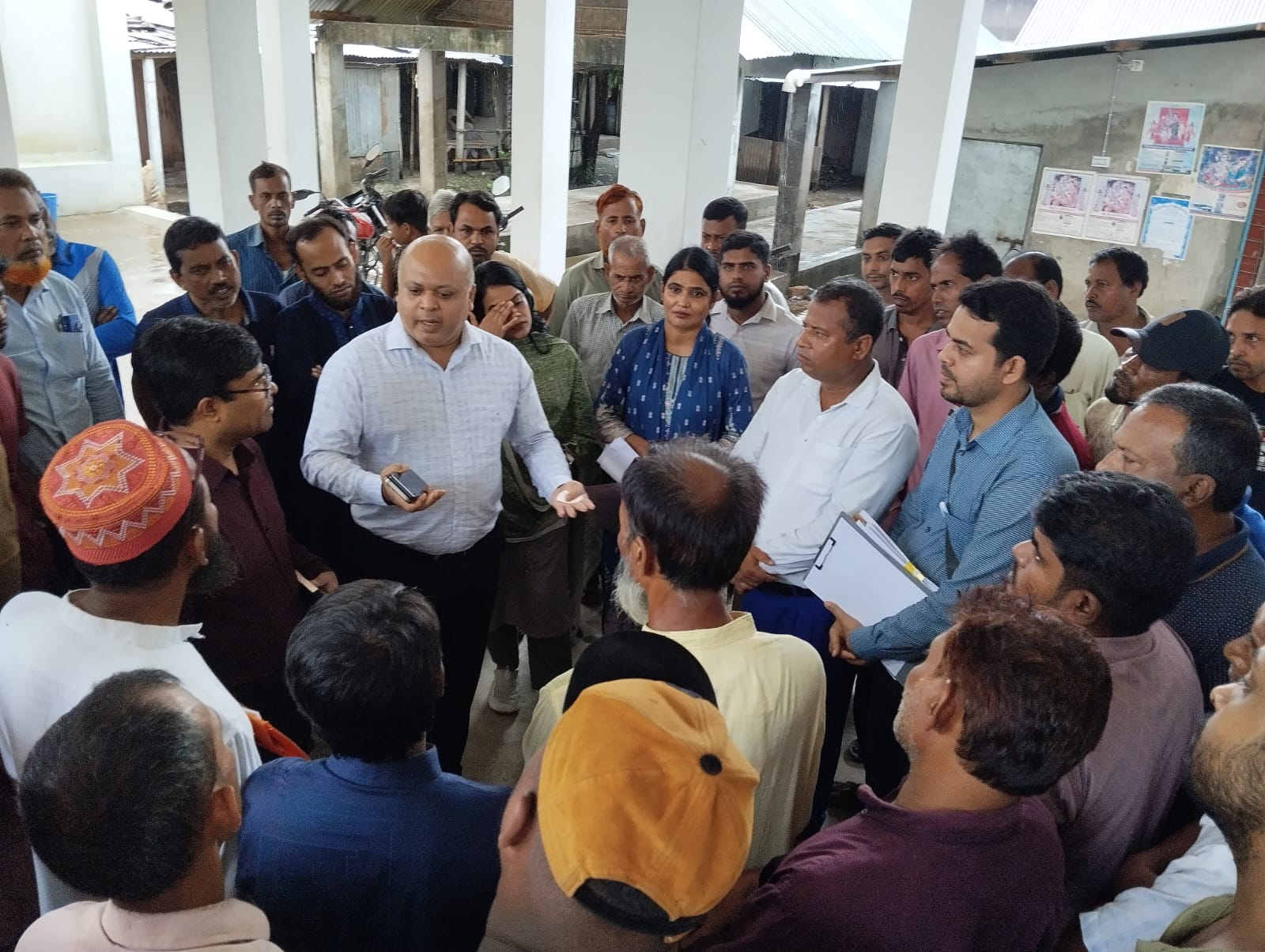 মহাদেবপুর বাজারে নবনির্মিত ভবন পরিদর্শন ও একসনা বন্দোবস্ত বিষয়ে আলোচনা।