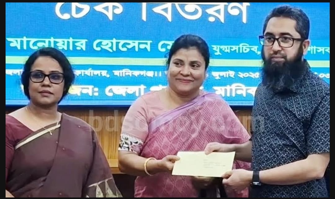 মানিকগঞ্জের ২১ জন সংস্কৃতিকর্মী পেলেন আর্থিক অনুদান।