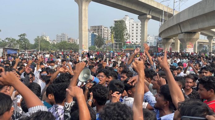 শিক্ষার্থীদের বাধায় কলেজ প্রাঙ্গণে ফিরে গেলেন উপদেষ্টারা