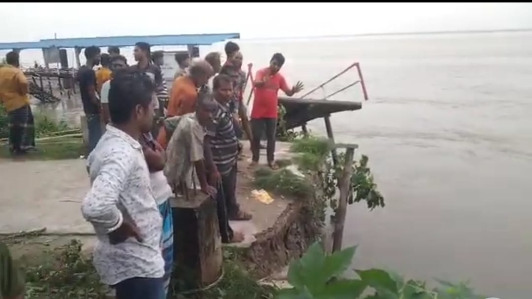 শিবালয়ের পাটুরিয়া লঞ্চঘাট পদ্মার গর্ভে বিলীন নদী ভাঙনের মর্মান্তিক চিত্র।