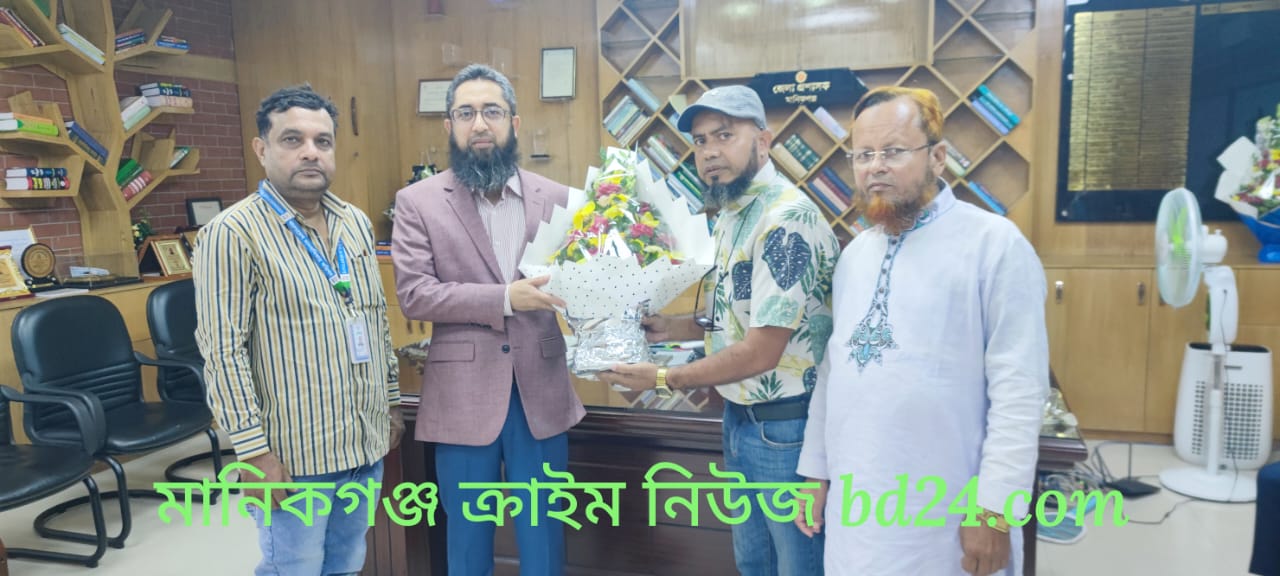 মানিকগঞ্জবাসীর হৃদয়ে অমলিন মানবিক জেলা প্রশাসক ড. মানোয়ার হোসেন মোল্লা