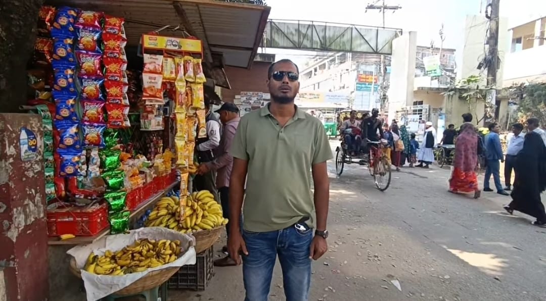 মানিকগঞ্জ সদর হাসপাতালে মূল ফটকে দোকানদার কর্তৃক সাংবাদিকদের উপর অশোভন আচরণের অভিযোগ।