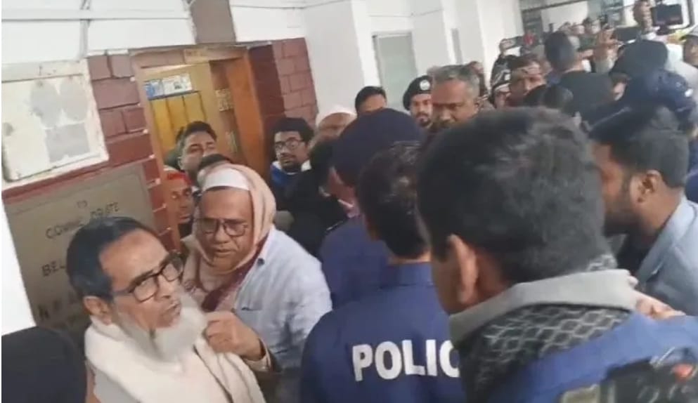 মানিকগঞ্জে মনোনয়ন যাচাই ঘিরে স্বতন্ত্র প্রার্থীর হেনস্তার অভিযোগ, তদন্তের আশ্বাস।